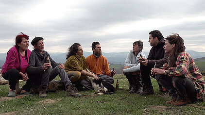 Sept bergers assis en cercle discutent